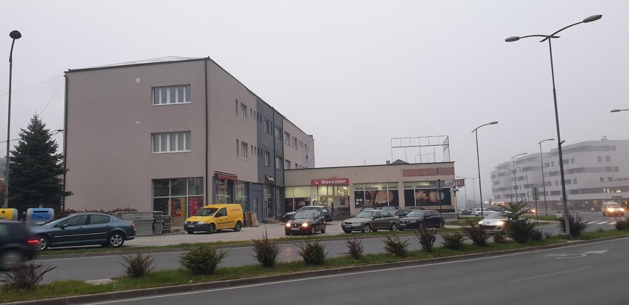 Appartement Trosoban Stan U Zenici à Zenica Extérieur photo
