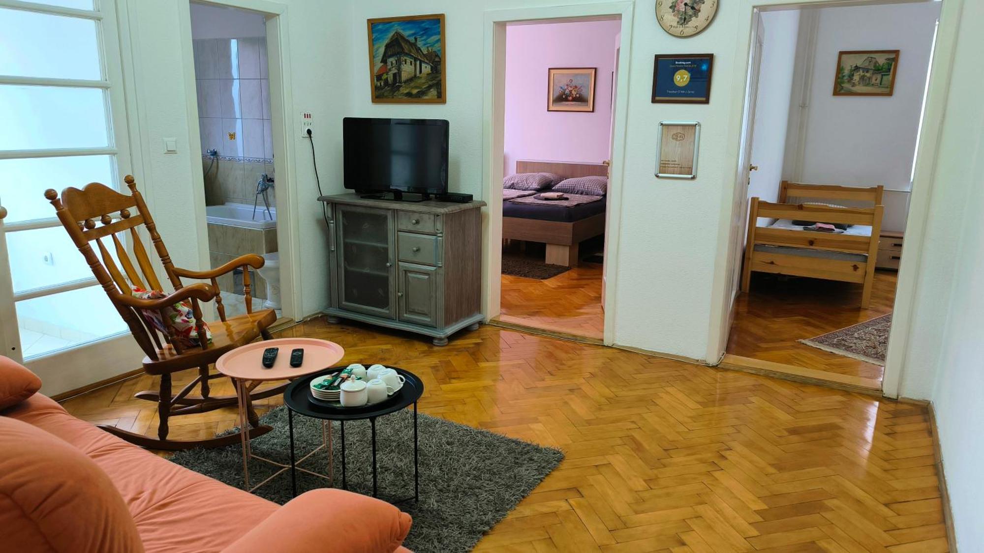 Appartement Trosoban Stan U Zenici à Zenica Extérieur photo