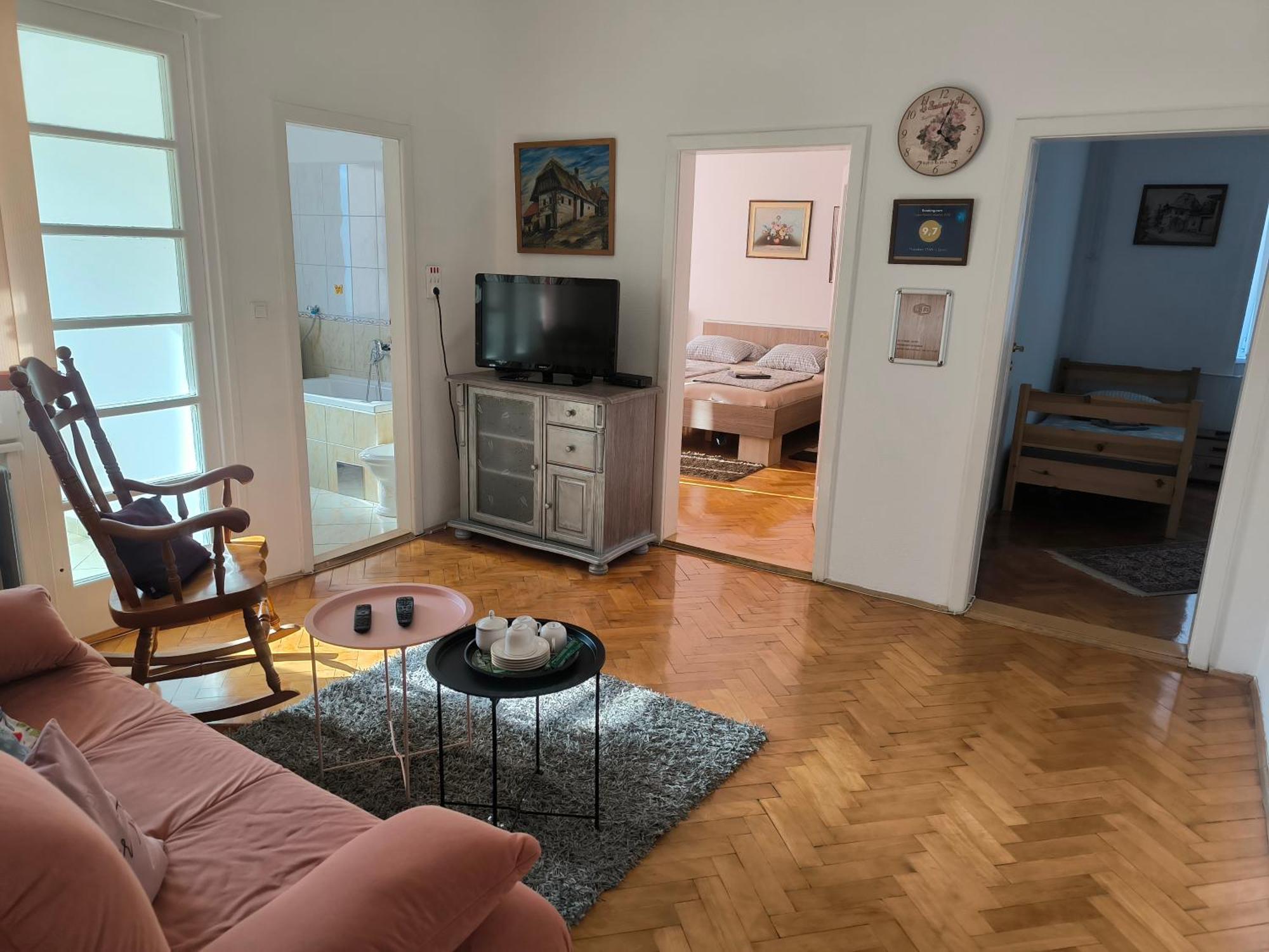 Appartement Trosoban Stan U Zenici à Zenica Extérieur photo