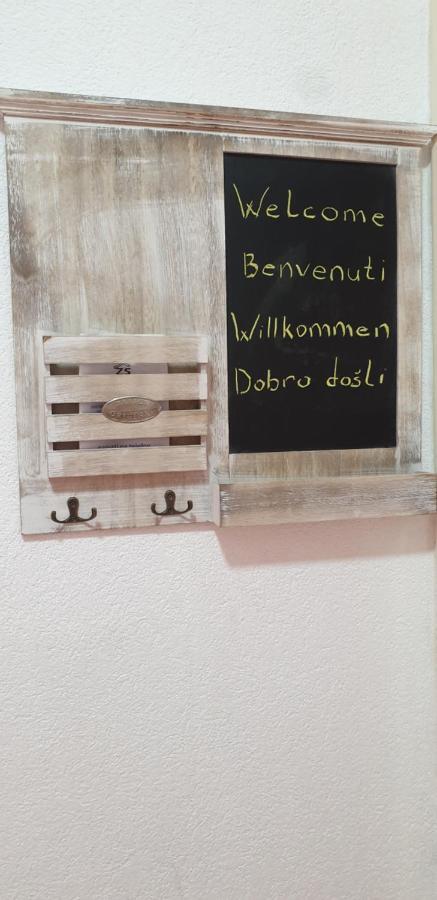 Appartement Trosoban Stan U Zenici à Zenica Extérieur photo