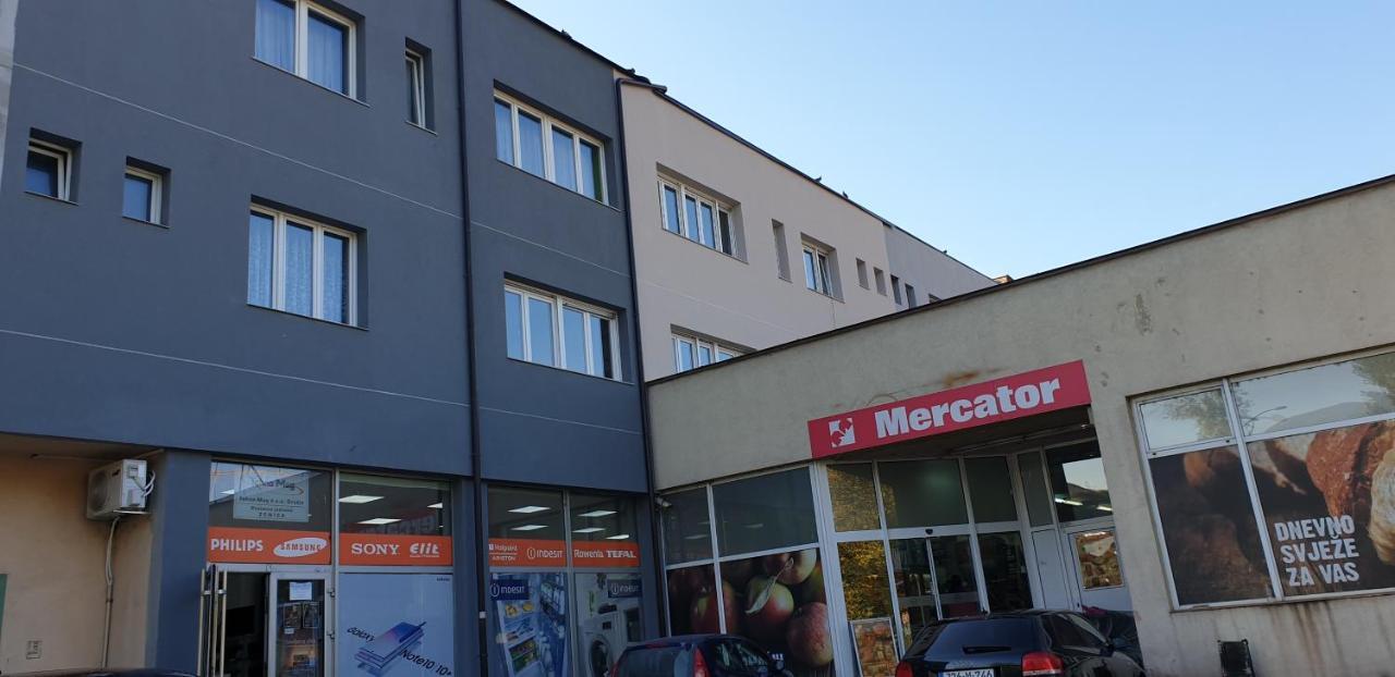 Appartement Trosoban Stan U Zenici à Zenica Extérieur photo